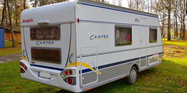 dethleffs-camper-490-heck-seitenansicht-600